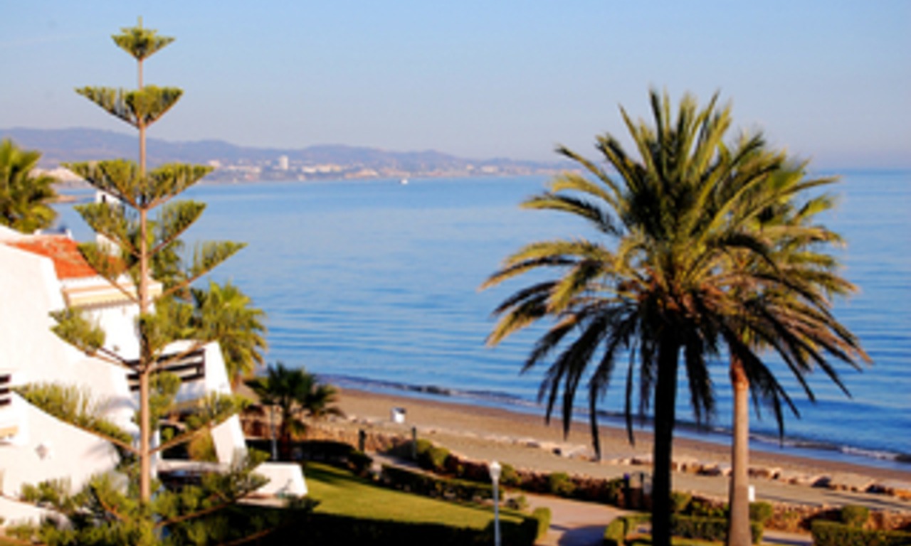 Casa adosada en primera línea de playa en venta – Milla de Oro – Marbella – Puerto Banús. 0