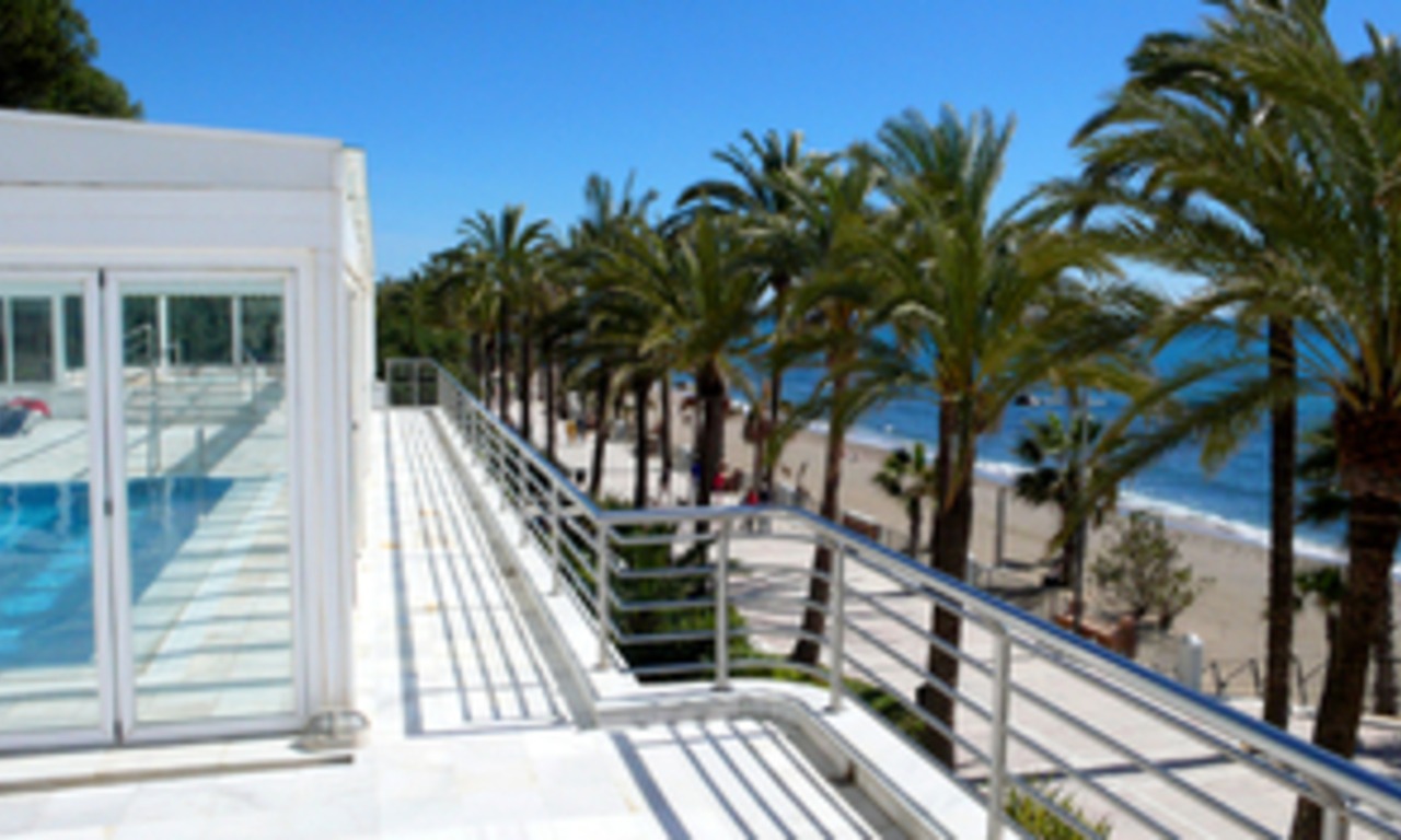 Apartamento de lujo en venta en primera línea de playa en la Milla de Oro – centro de Marbella. 1