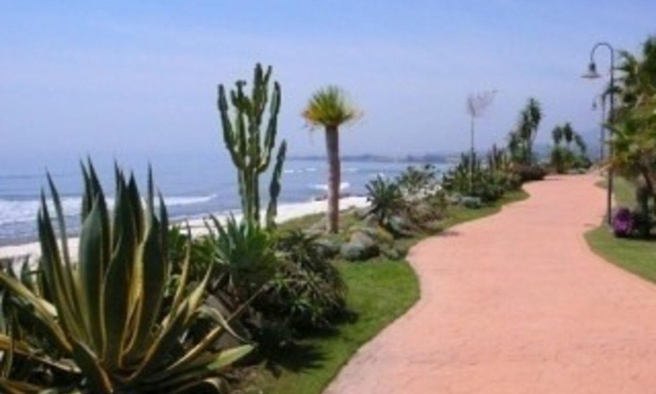 Apartamento de lujo en primera línea de playa en la Milla de Oro entre Puerto Banús (Marbella) y el centro de Estepona. 4