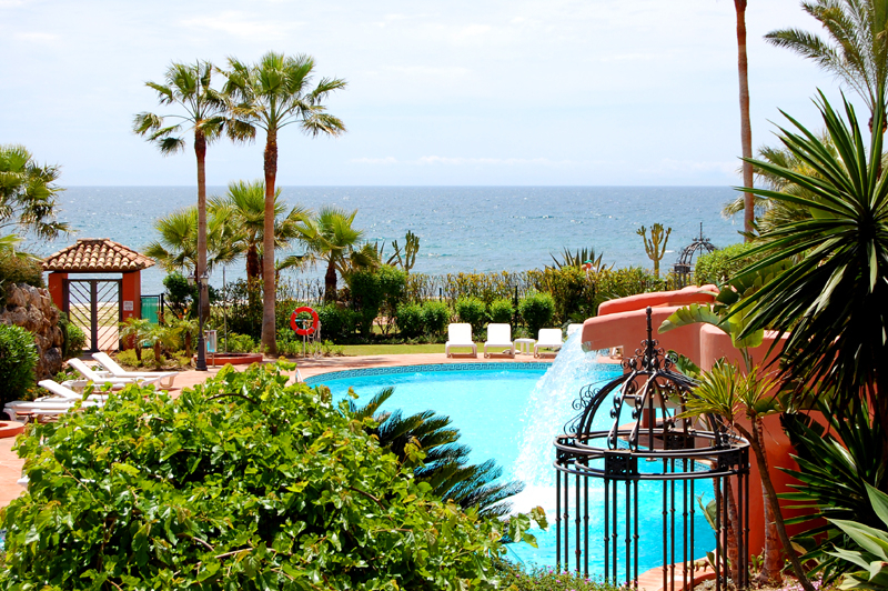 Apartamento de lujo en primera línea de playa en la Milla de Oro entre Puerto Banús (Marbella) y el centro de Estepona.