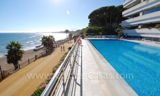 Lujoso apartamento a la venta, complejo en primera línea de playa, Milla de Oro cerca del centro de Marbella 1