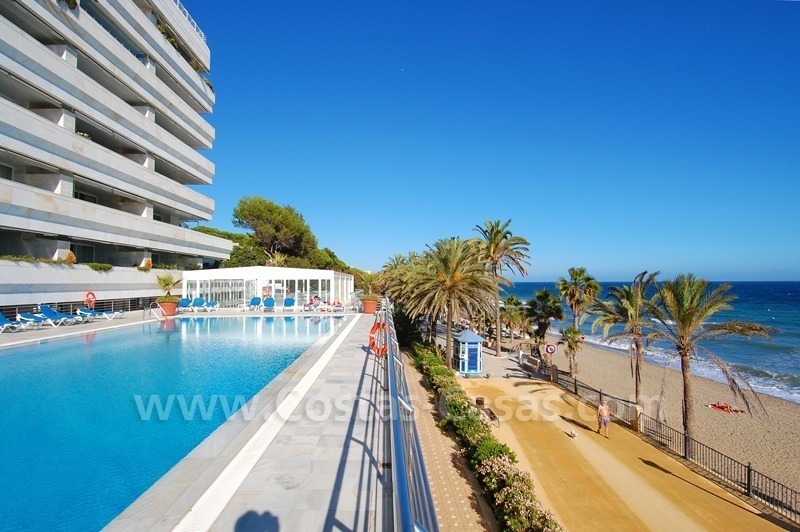 Lujoso apartamento a la venta, complejo en primera línea de playa, Milla de Oro cerca del centro de Marbella