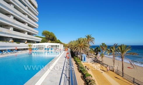 Lujoso apartamento a la venta, complejo en primera línea de playa, Milla de Oro cerca del centro de Marbella 