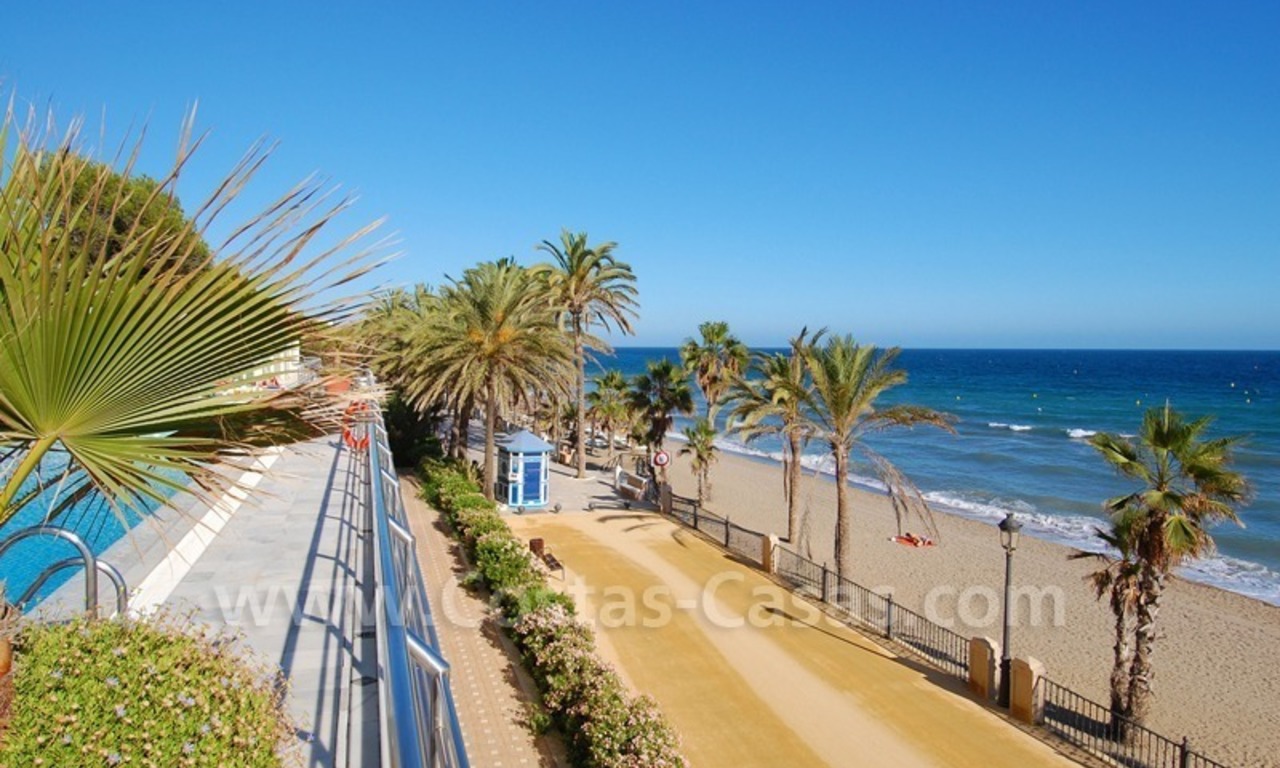 Lujoso apartamento a la venta, complejo en primera línea de playa, Milla de Oro cerca del centro de Marbella 2