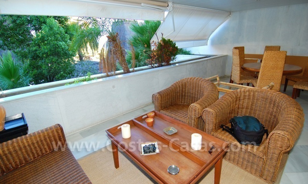Lujoso apartamento a la venta, complejo en primera línea de playa, Milla de Oro cerca del centro de Marbella 6