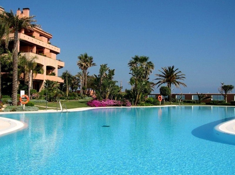 Ático apartamento de lujo en primera línea de playa en Puerto Banús, Marbella