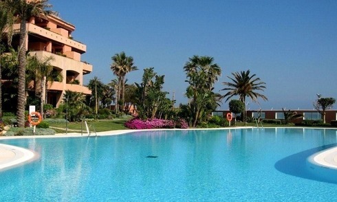 Ático apartamento de lujo en primera línea de playa en Puerto Banús, Marbella 
