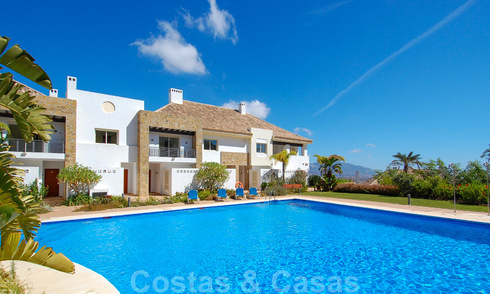 Apartamentos en primera línea de golf en un complejo de golf en Mijas, Costa del Sol. 30534