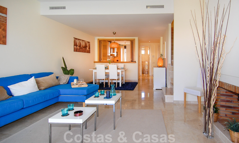 Apartamentos en primera línea de golf en un complejo de golf en Mijas, Costa del Sol. 30549