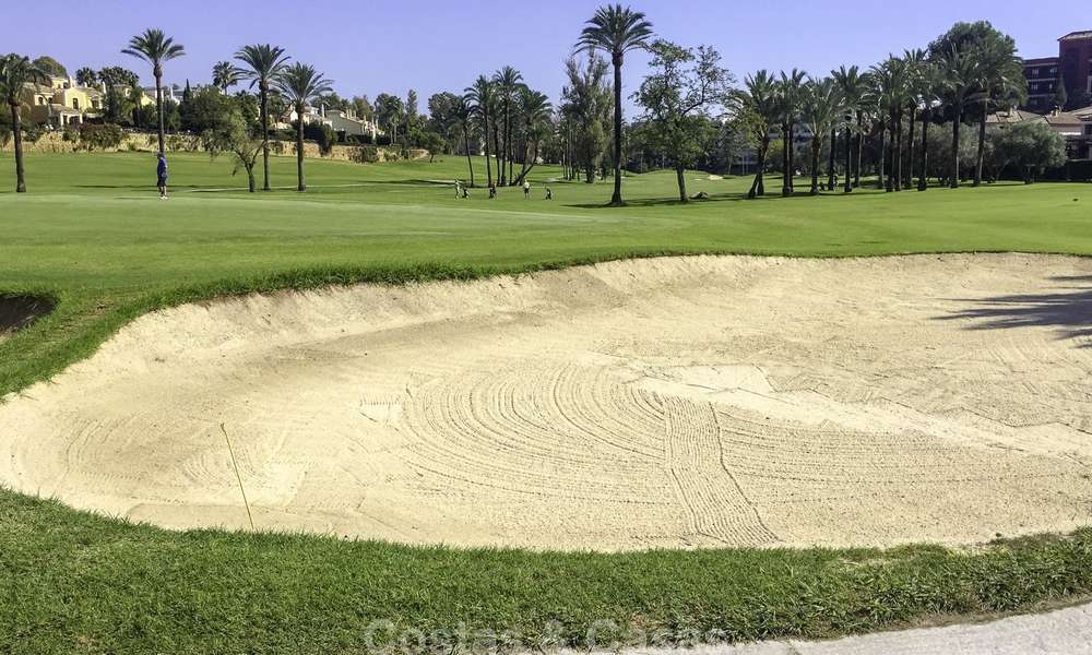 Villa pareada muy acogedora en primera línea de golf en el Oeste de Marbella 14117