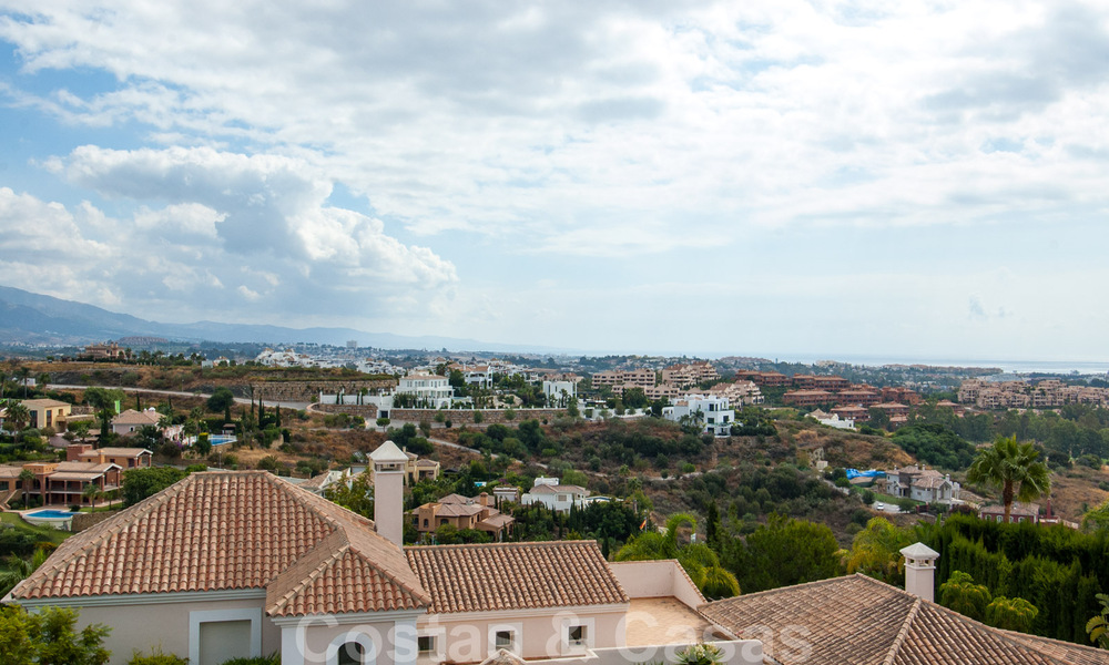 Villa de estilo andaluz dentro en campo de golf a la venta en Marbella - Benahavis con vistas al mar 31129