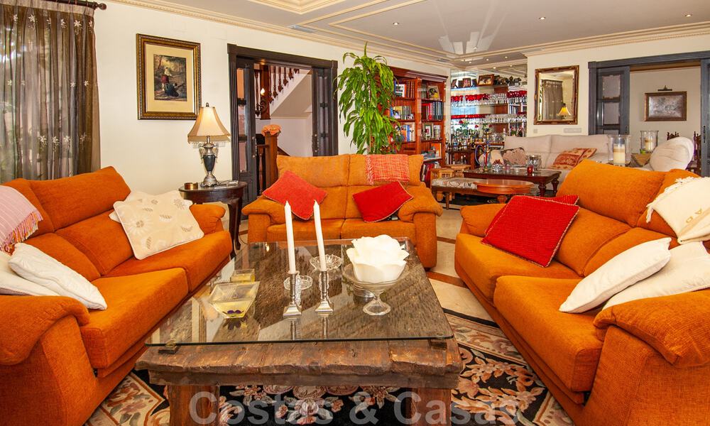 Villa de estilo andaluz dentro en campo de golf a la venta en Marbella - Benahavis con vistas al mar 31142