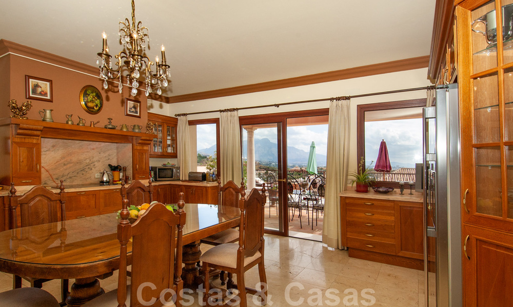 Villa de estilo andaluz dentro en campo de golf a la venta en Marbella - Benahavis con vistas al mar 31143