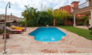 Villa de estilo andaluz dentro en campo de golf a la venta en Marbella - Benahavis con vistas al mar 31144 