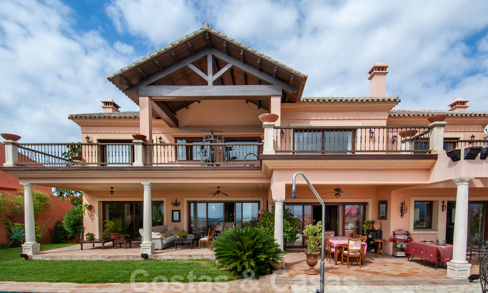 Villa de estilo andaluz dentro en campo de golf a la venta en Marbella - Benahavis con vistas al mar 31146