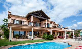 Villa de estilo andaluz dentro en campo de golf a la venta en Marbella - Benahavis con vistas al mar 31148 