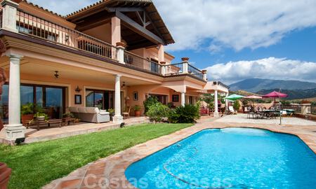Villa de estilo andaluz dentro en campo de golf a la venta en Marbella - Benahavis con vistas al mar 31149