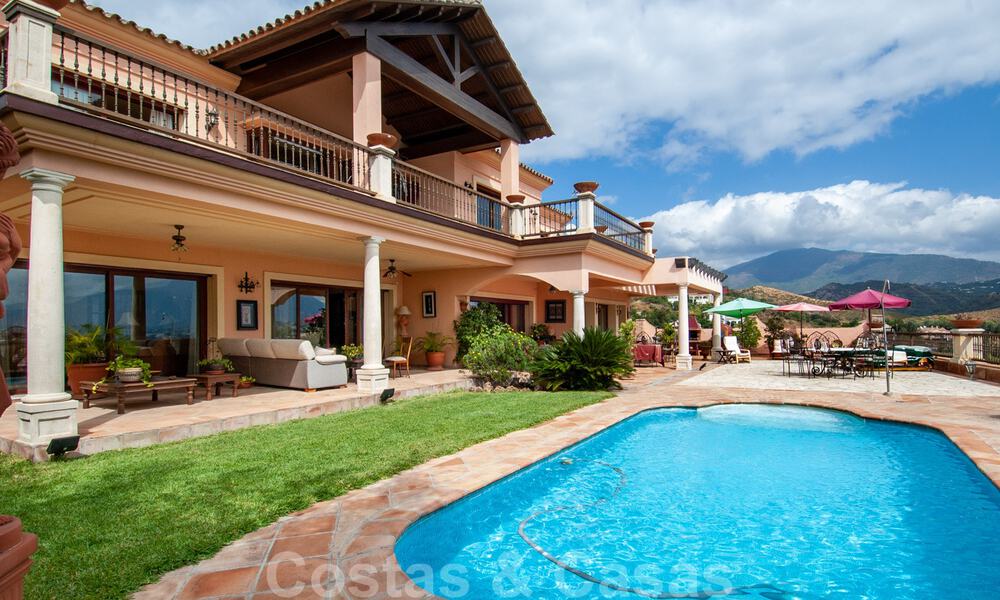 Villa de estilo andaluz dentro en campo de golf a la venta en Marbella - Benahavis con vistas al mar 31149