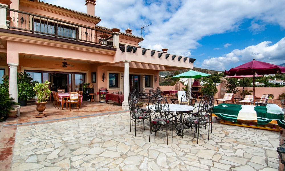 Villa de estilo andaluz dentro en campo de golf a la venta en Marbella - Benahavis con vistas al mar 31151