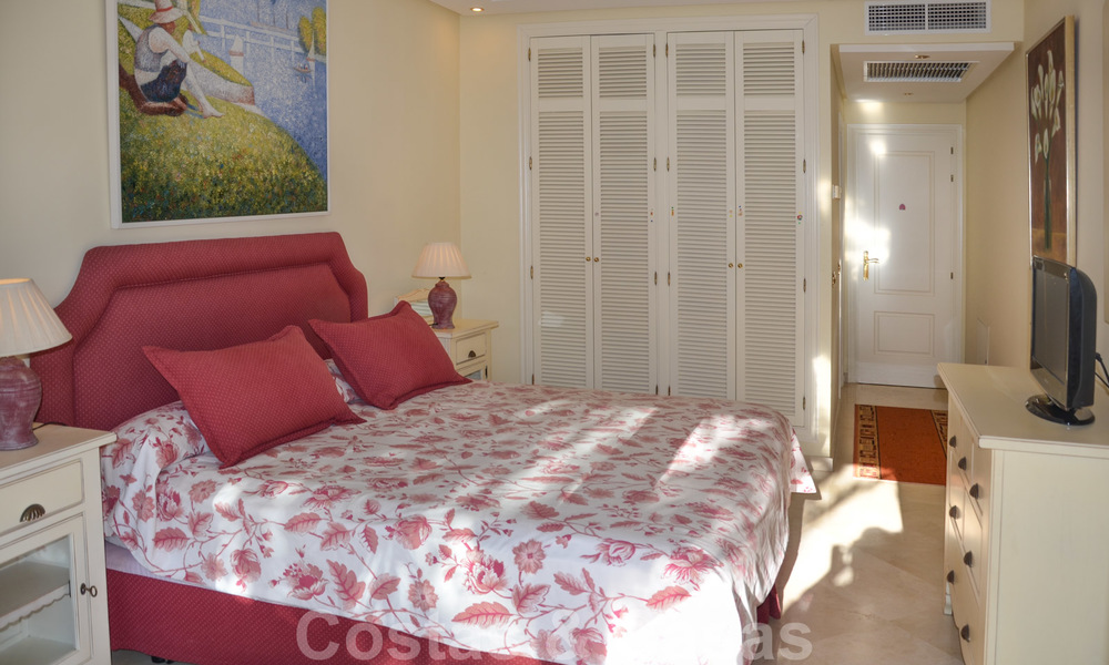 Propiedad en venta en Puerto Banus, Marbella: ático apartamento de lujo en frente al mar 22468