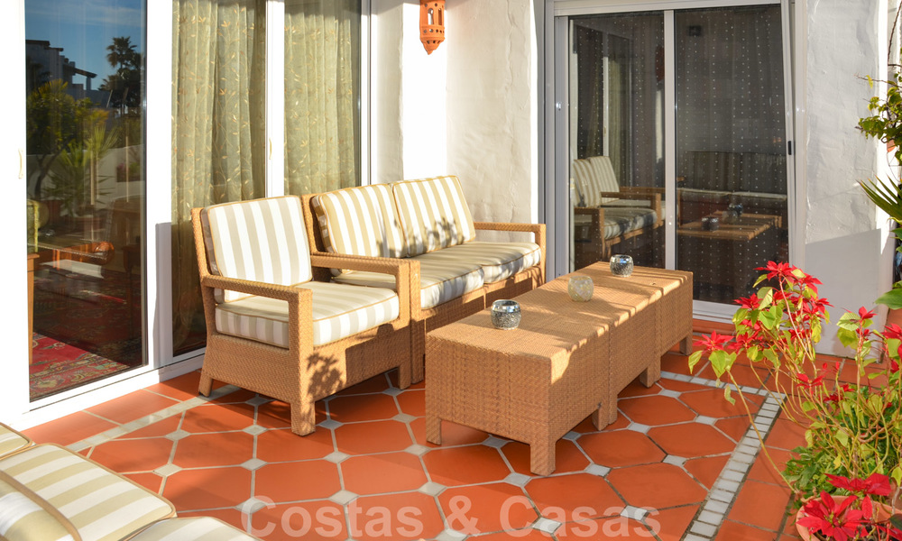 Propiedad en venta en Puerto Banus, Marbella: ático apartamento de lujo en frente al mar 22471