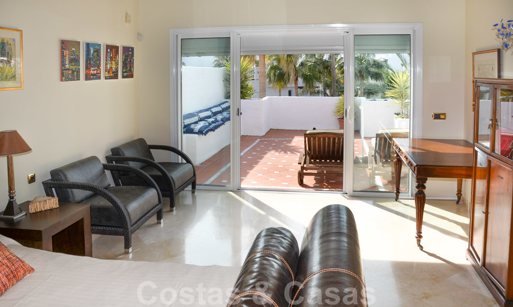 Propiedad en venta en Puerto Banus, Marbella: ático apartamento de lujo en frente al mar 22474
