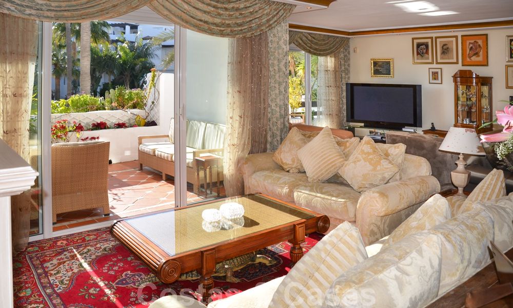 Propiedad en venta en Puerto Banus, Marbella: ático apartamento de lujo en frente al mar 22486