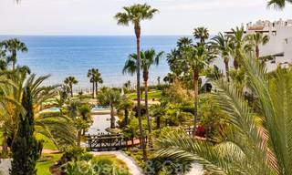 Propiedad en venta en Puerto Banus, Marbella: ático apartamento de lujo en frente al mar 22492 