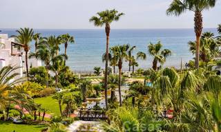 Propiedad en venta en Puerto Banus, Marbella: ático apartamento de lujo en frente al mar 22493 
