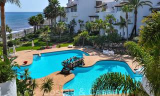 Propiedad en venta en Puerto Banus, Marbella: ático apartamento de lujo en frente al mar 22494 