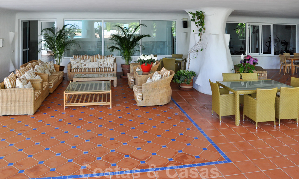 Propiedad en venta en Puerto Banus, Marbella: ático apartamento de lujo en frente al mar 22495