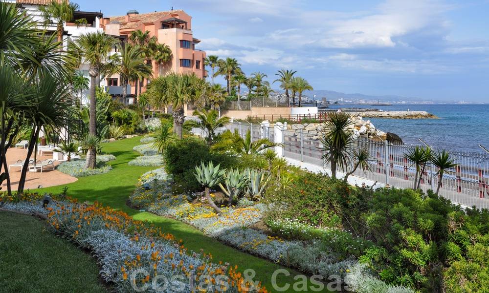 Propiedad en venta en Puerto Banus, Marbella: ático apartamento de lujo en frente al mar 22500