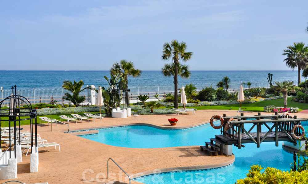 Propiedad en venta en Puerto Banus, Marbella: ático apartamento de lujo en frente al mar 22502