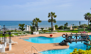 Propiedad en venta en Puerto Banus, Marbella: ático apartamento de lujo en frente al mar 22502 