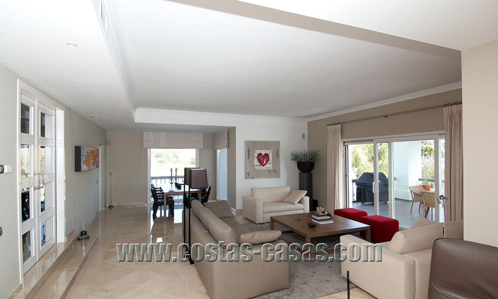 Villa moderna espaciosa, totalmente renovada en venta en Nueva Andalucía, Marbella 30118