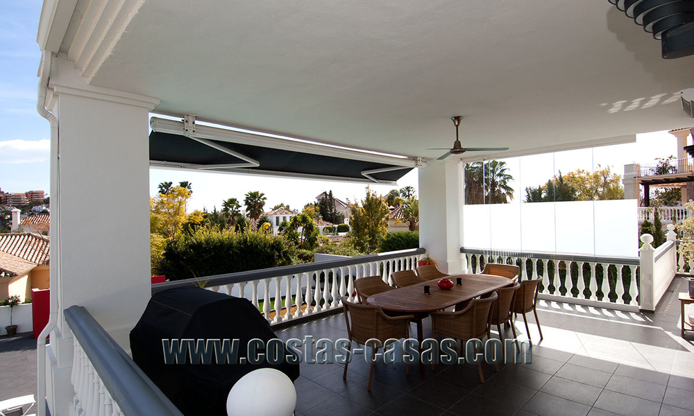 Villa moderna espaciosa, totalmente renovada en venta en Nueva Andalucía, Marbella 30121