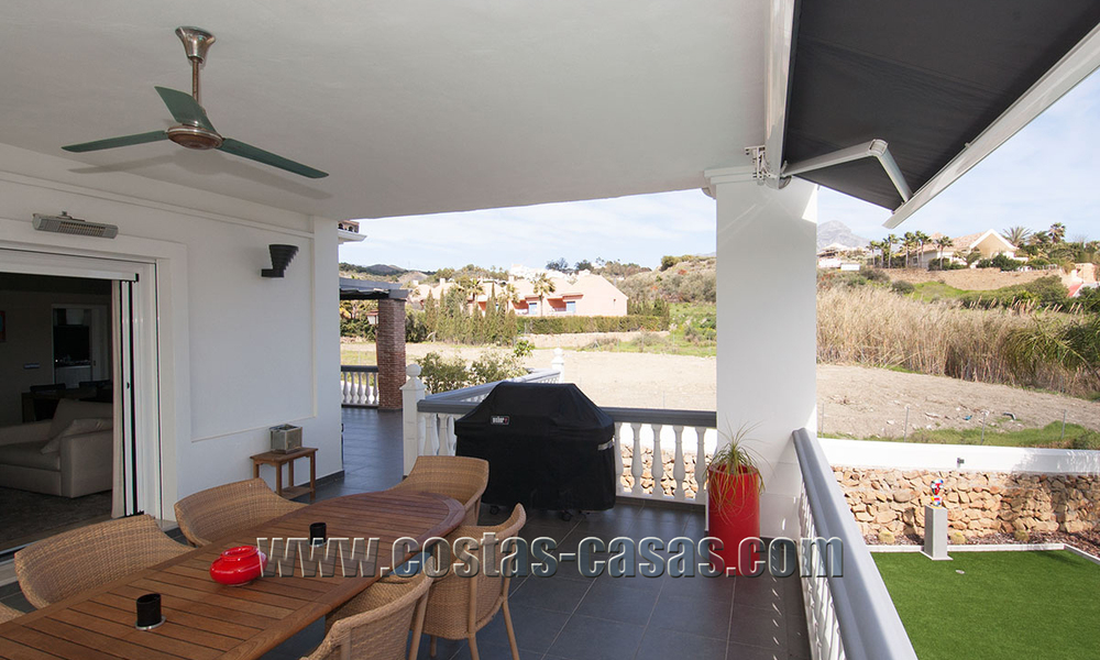 Villa moderna espaciosa, totalmente renovada en venta en Nueva Andalucía, Marbella 30124
