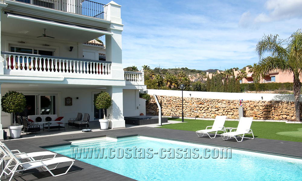Villa moderna espaciosa, totalmente renovada en venta en Nueva Andalucía, Marbella 30141