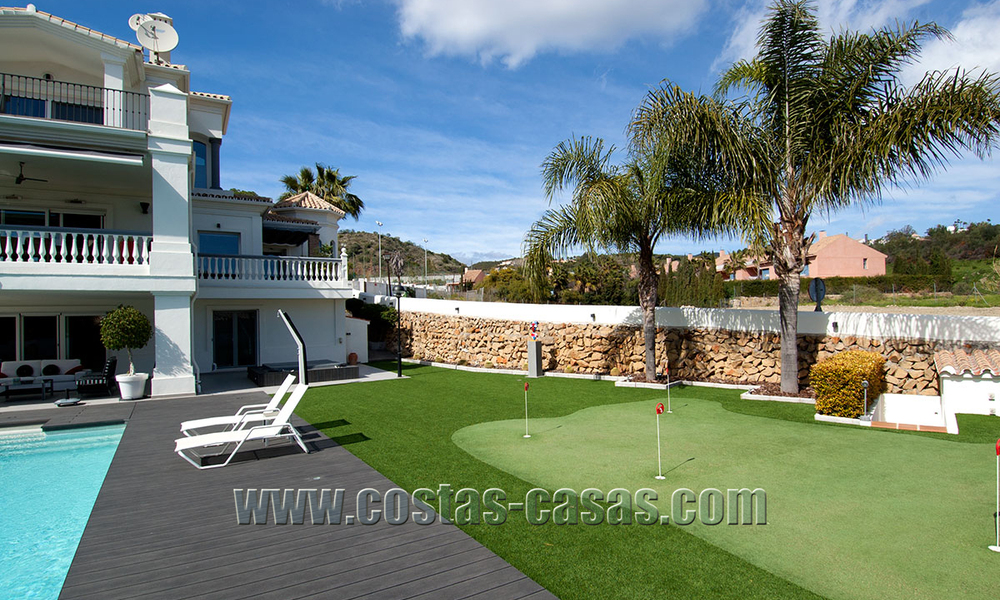 Villa moderna espaciosa, totalmente renovada en venta en Nueva Andalucía, Marbella 30144