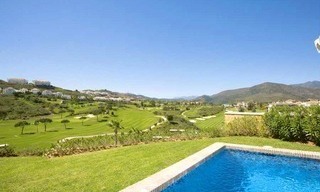 Villa semi-junta en primera línea de golf con vistas increíbles al golf y a las montañas. 1
