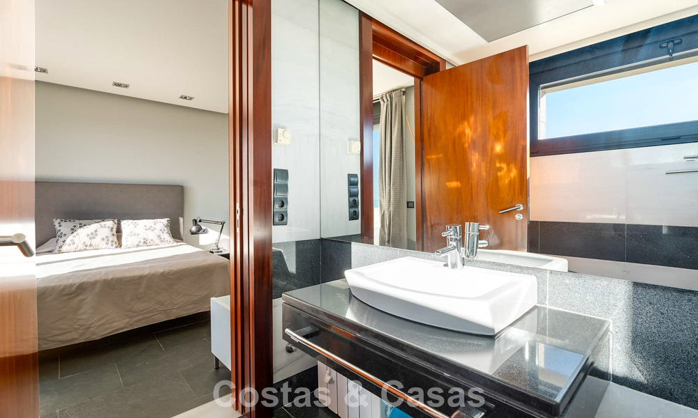 Villa moderna lista para entrar a vivir en venta con impresionantes vistas al mar, al este del centro de Marbella 787811