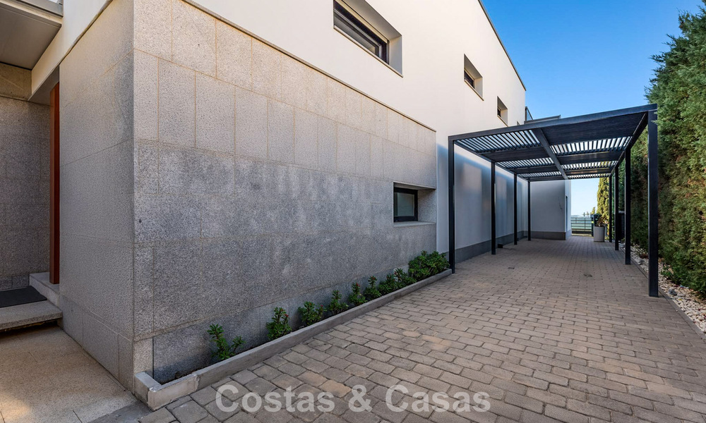 Villa moderna lista para entrar a vivir en venta con impresionantes vistas al mar, al este del centro de Marbella 787817