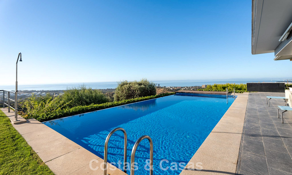 Villa moderna lista para entrar a vivir en venta con impresionantes vistas al mar, al este del centro de Marbella 787821