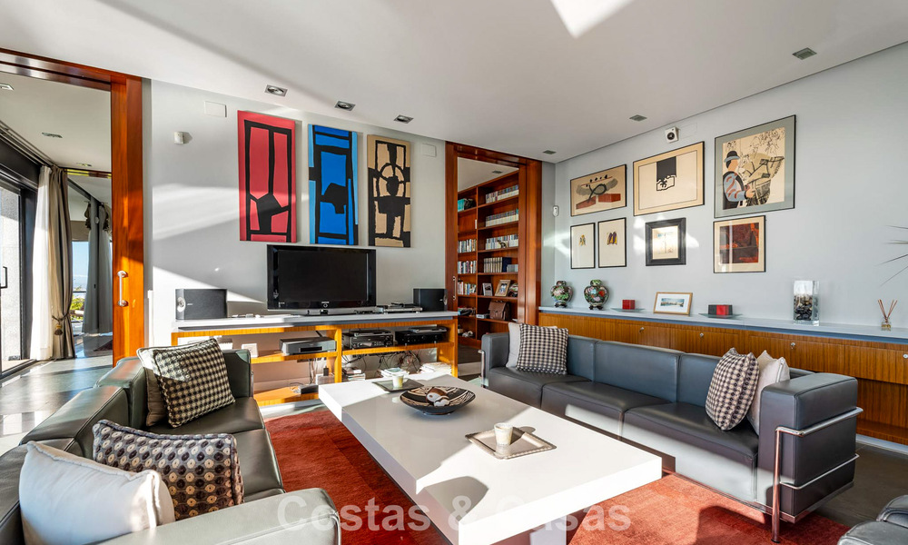 Villa moderna lista para entrar a vivir en venta con impresionantes vistas al mar, al este del centro de Marbella 787825