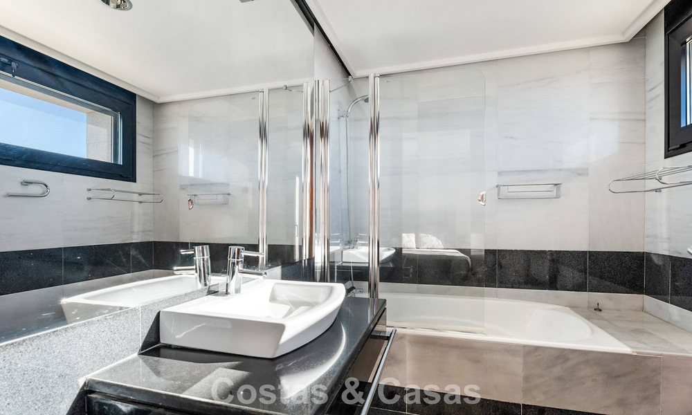 Villa moderna lista para entrar a vivir en venta con impresionantes vistas al mar, al este del centro de Marbella 787836