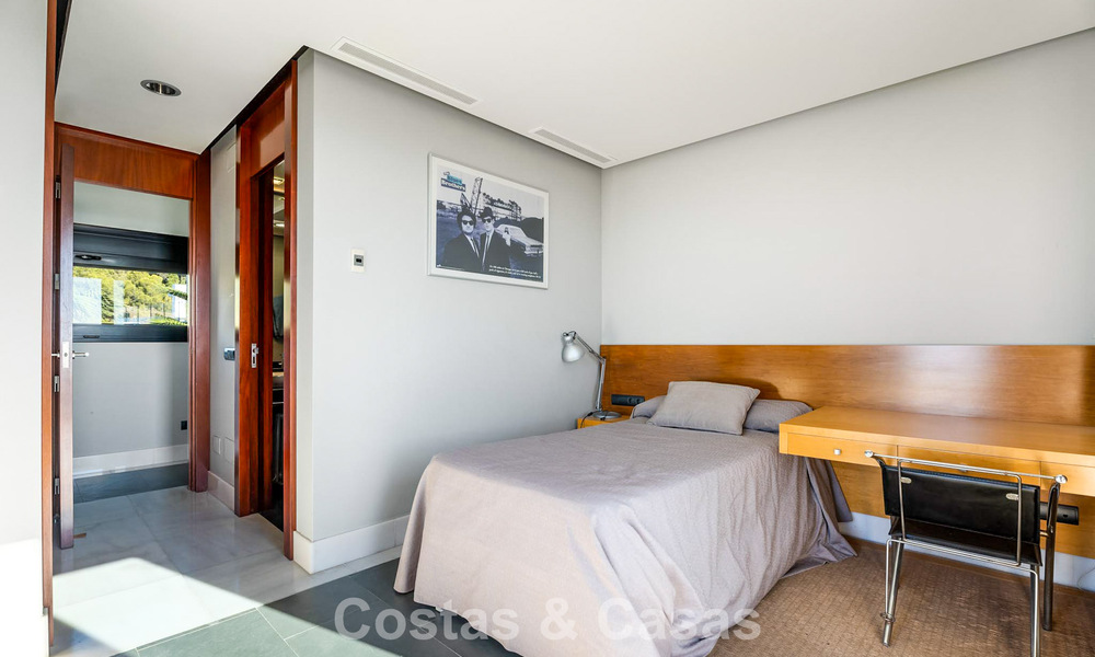 Villa moderna lista para entrar a vivir en venta con impresionantes vistas al mar, al este del centro de Marbella 787840