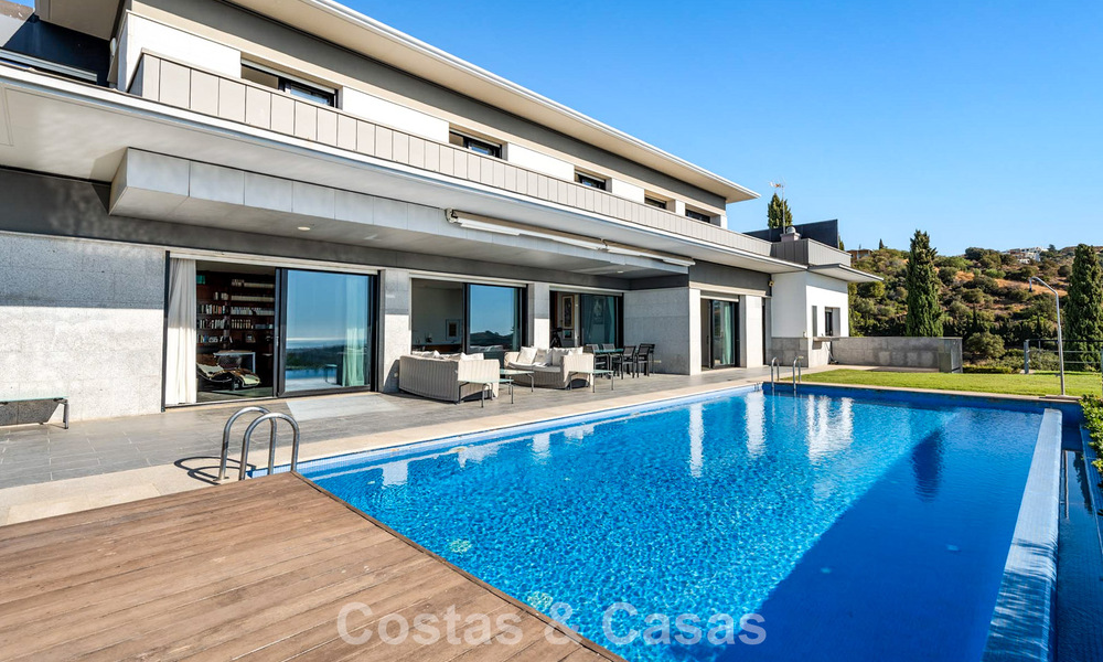 Villa moderna lista para entrar a vivir en venta con impresionantes vistas al mar, al este del centro de Marbella 787850