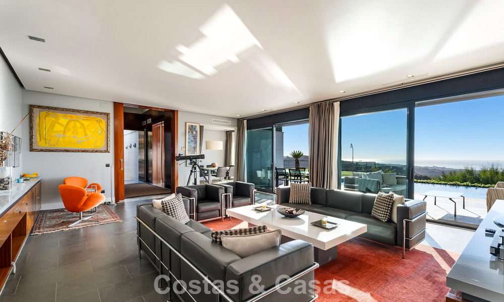 Villa moderna lista para entrar a vivir en venta con impresionantes vistas al mar, al este del centro de Marbella 787853
