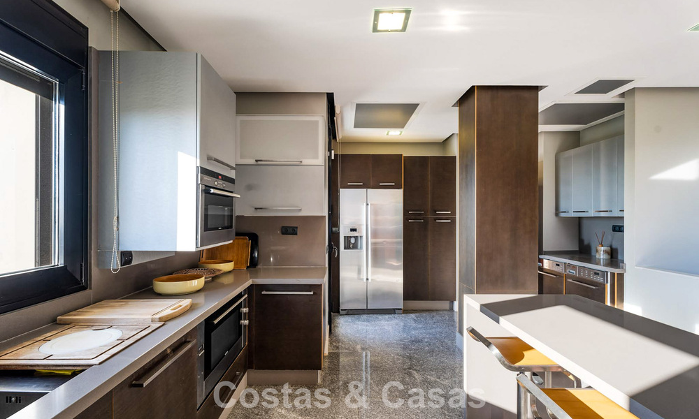 Villa moderna lista para entrar a vivir en venta con impresionantes vistas al mar, al este del centro de Marbella 787854