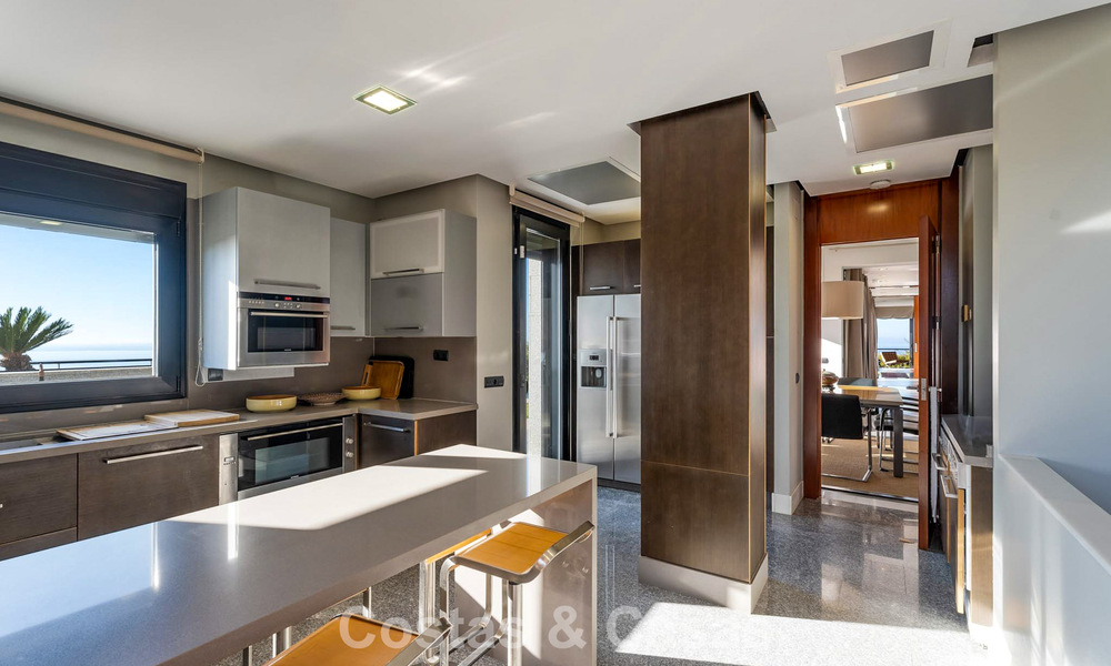 Villa moderna lista para entrar a vivir en venta con impresionantes vistas al mar, al este del centro de Marbella 787855